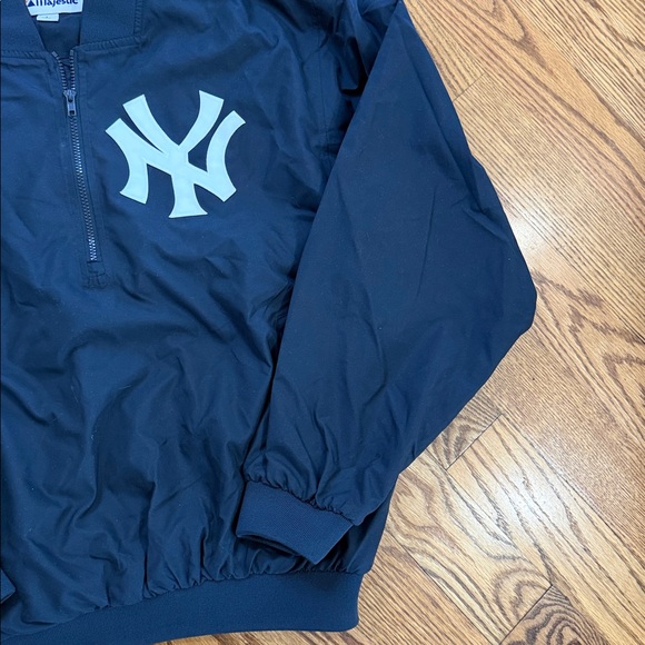 New York Yankees Majestic Windbreaker Jacket. Size Large. Like New Condition. - Picture 8 of 15
